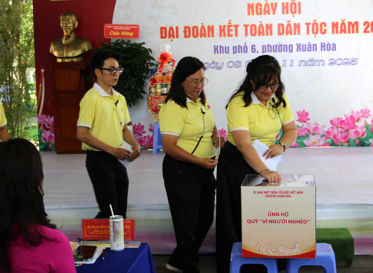 Ủng hộ cho Quỹ “Vì người nghèo”. Ảnh: Q.Đ