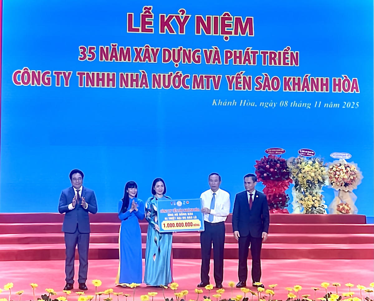 Bà Trần Thu Mai, Ủy viên Ban Thường vụ Tỉnh ủy, Phó Chủ tịch Thường trực Ủy ban Mặt trận Tổ quốc Việt Nam tỉnh Khánh Hòa tiếp nhận 1 tỷ đồng của Công ty Yến sào Khánh Hòa ủng hộ đồng bào lũ lụt. (ảnh Thùy Trang)