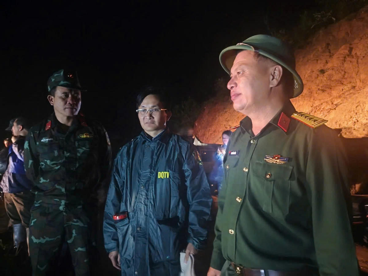 Đại tá Đinh Hồng Tiếng, Chỉ huy trưởng Bộ Chỉ huy quân sự tỉnh Lâm Đồng, chỉ đạo công tác ứng phó tại hiện trường. Ảnh: CTV.