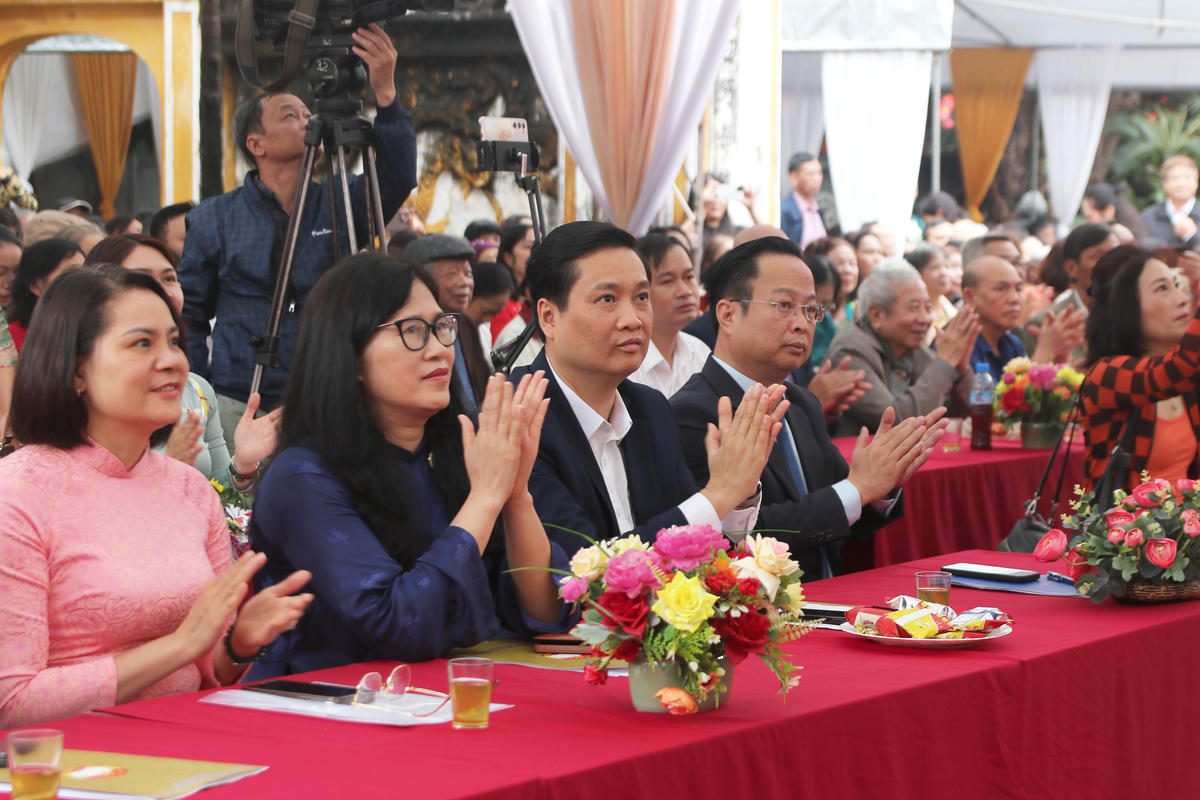 Lãnh đạo thành phố Hà Nội, lãnh đạo phường Yên Hòa và các đại biểu tham dự Ngày hội. Ảnh: Tiến Đạt.