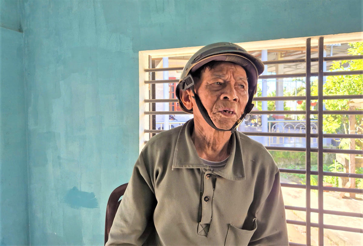 Ông Ngô Long cảm kích khi được chính quyền giúp lợp lại nhà bị tốc mái. Ảnh: Tấn Thành.