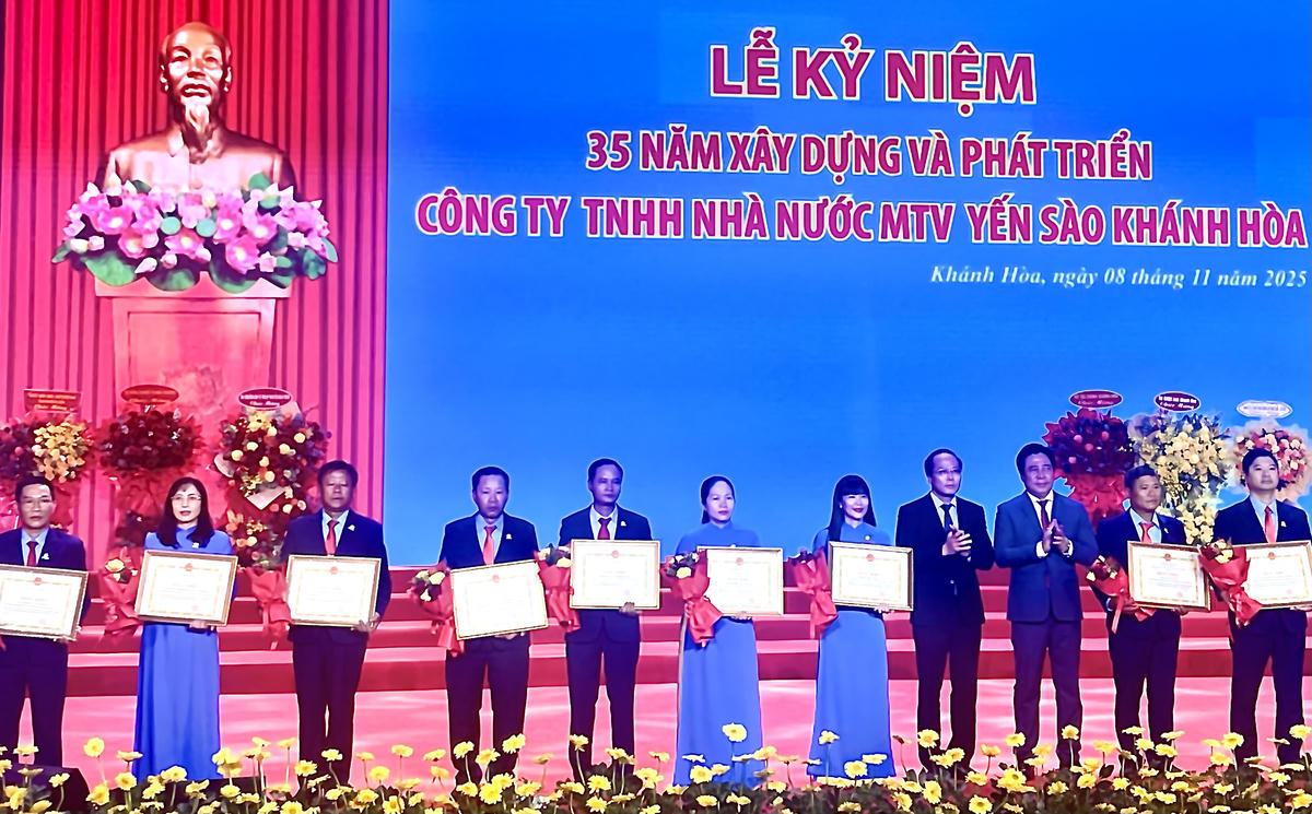 Tập thể và cá nhân Công ty Yến sào Khánh Hòa nhận Bằng khen của Thủ tướng Chính phủ và Chủ tịch UBDN tỉnh Khánh Hòa trao tặng (ảnh Thùy Trang)