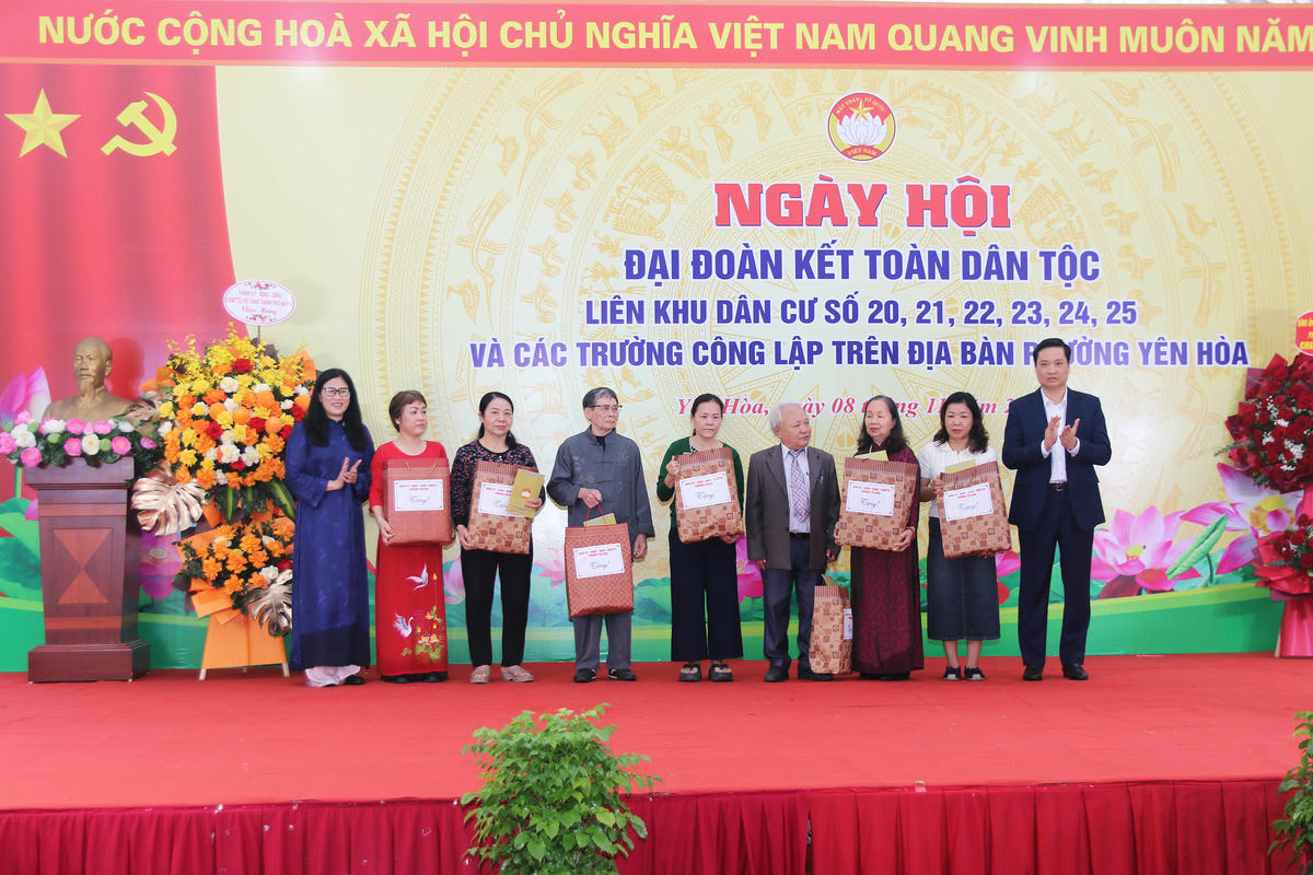 Đại diện lãnh đạo phường Yên Hòa tặng quà cho các gia đình tiêu biểu của liên khu dân cư phường Yên Hòa. Ảnh: Tiến Đạt.