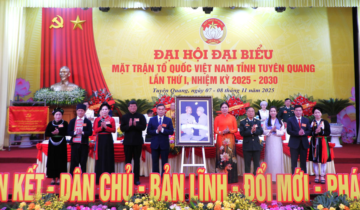 Ủy viên Trung ương Đảng, Phó Chủ tịch UBTƯ MTTQ Việt Nam Hà Thị Nga tặng Đại hội bức ảnh Bác Hồ với Bác Tôn. Ảnh: X.T.