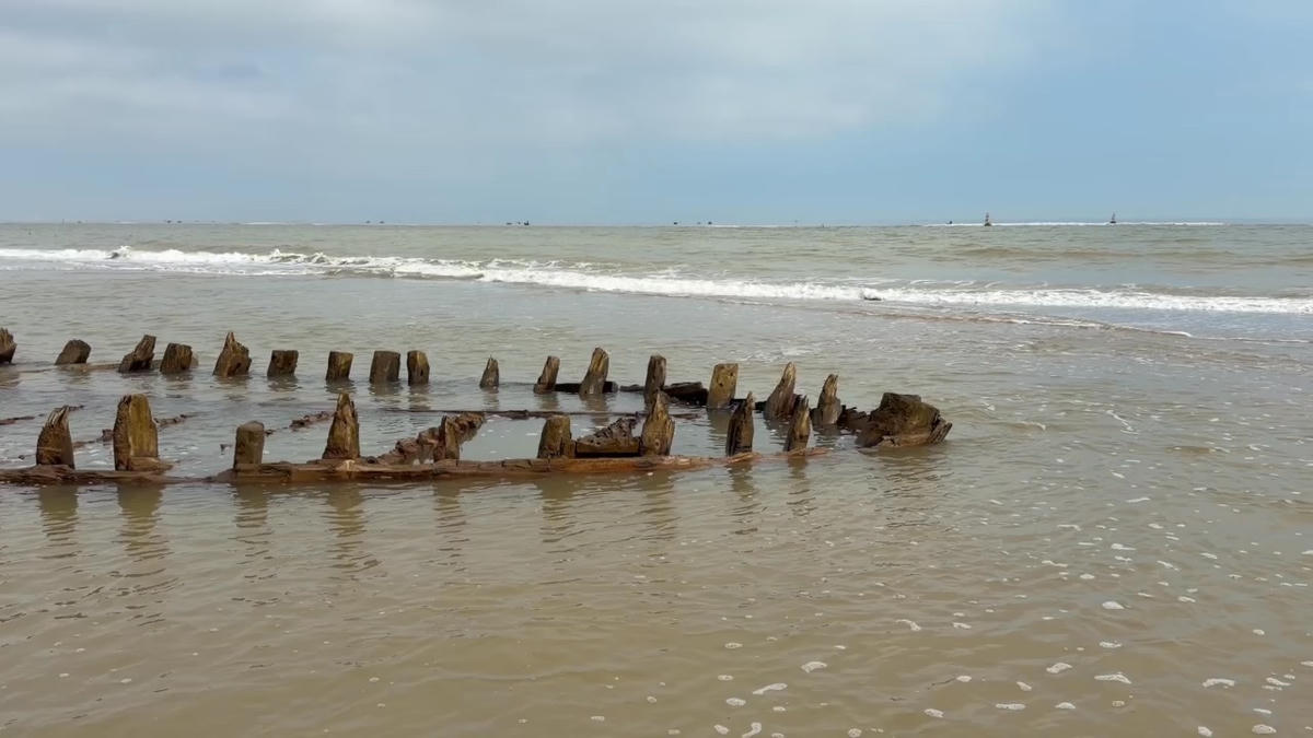 Hình ảnh xác tàu cổ lộ rõ trên khu vực biển Hội An, TP Đà Nẵng. Ảnh: CV..