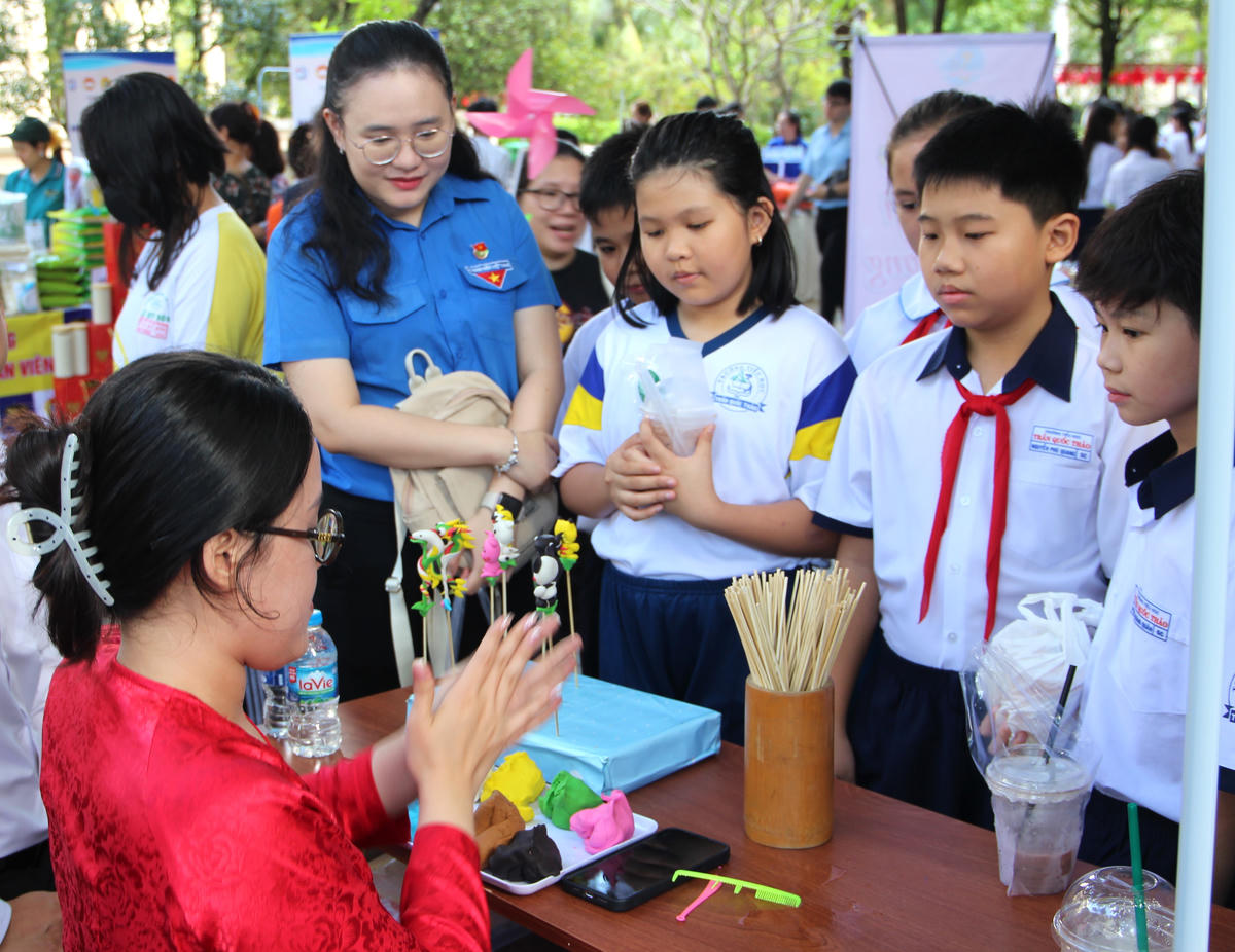 Các cháu thiếu nhi hào hứng tham gia một tiết mục dân gian tại Ngày hội. Ảnh: Q.Đ.