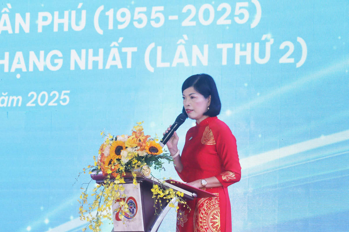 Bà Lê Thị Minh Tâm, Bí thư Đảng uỷ, Hiệu trưởng Nhà trường phát biểu khai mạc. Ảnh: PT. 