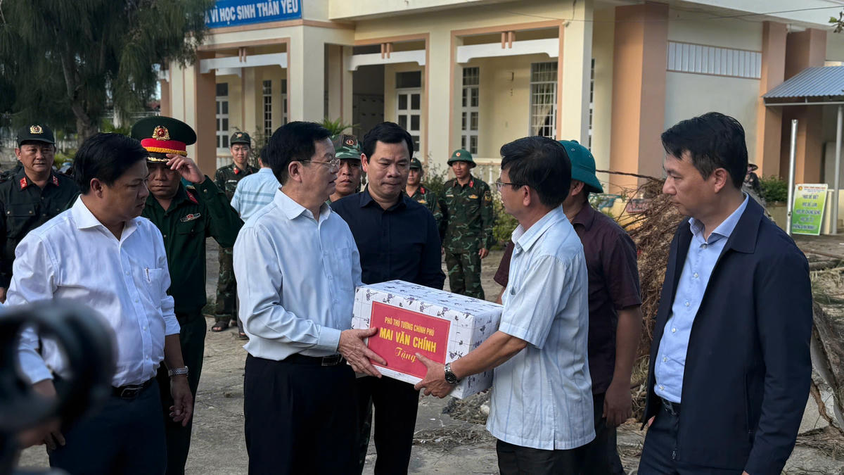 Phó Thủ tướng Chính phủ Mai Văn Chính cùng lãnh đạo tỉnh Đắk Lắk thăm hỏi, động viên và trao quà cho các hộ dân chịu thiệt hại nặng nề sau bão số 13. Ảnh: CL.