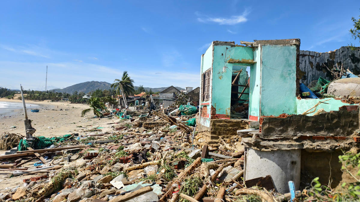 Một góc làng chài ở xã Phù Mỹ Đông, tỉnh Gia Lai tan hoàng sau bão số 13. Ảnh: Tấn Thành.