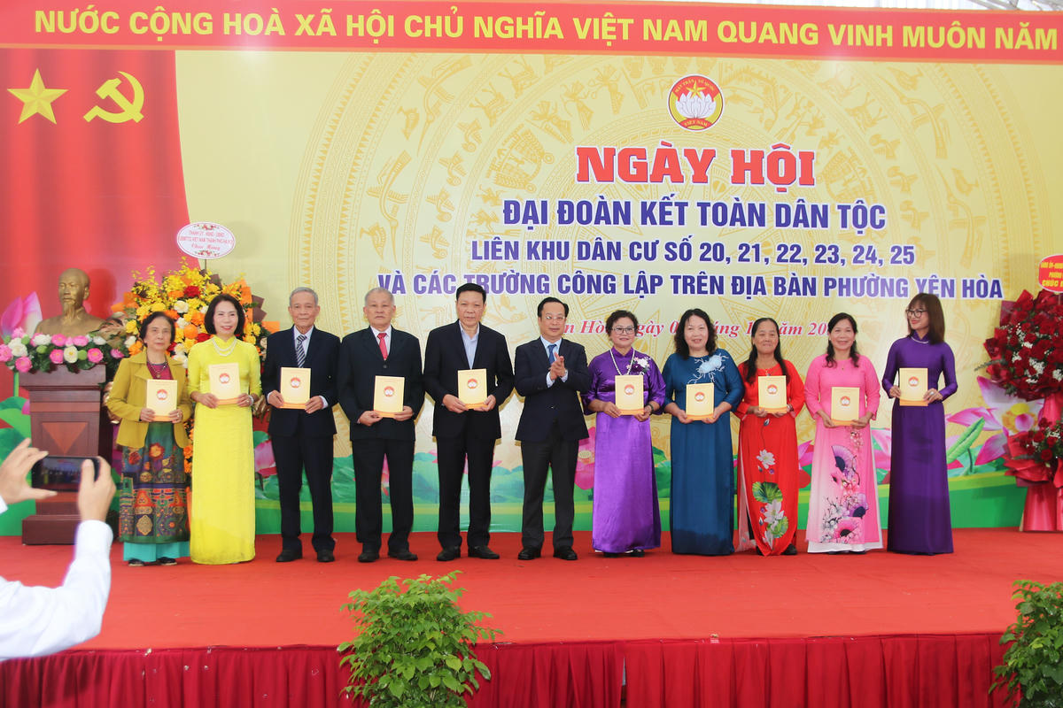 Đại diện lãnh đạo thành phố Hà Nội tặng quà cho các gia đình tiêu biểu của liên khu dân cư phường Yên Hòa. Ảnh: Tiến Đạt.