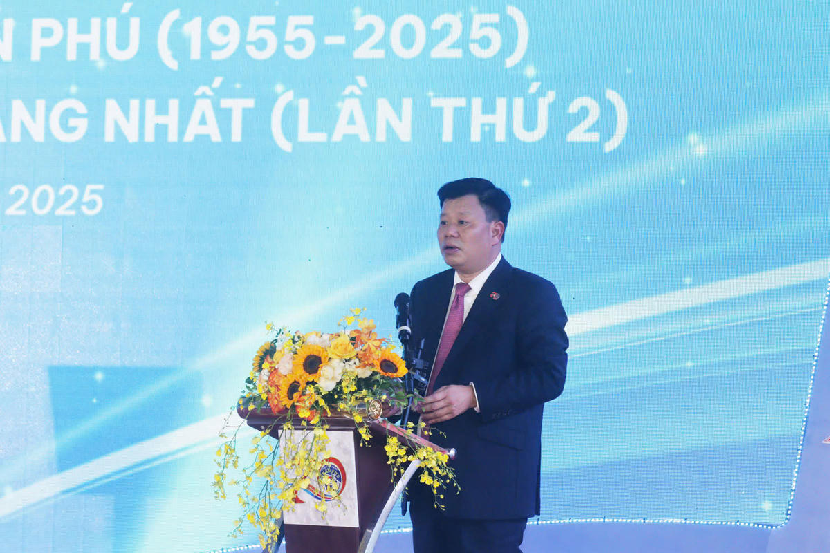 Phó Chủ tịch UBND thành phố Lê Trung Kiên đề nghị Trường THCS Trần Phú tiếp tục đổi mới căn bản; nâng cao chất lượng giáo dục toàn diện. Ảnh: PT. 