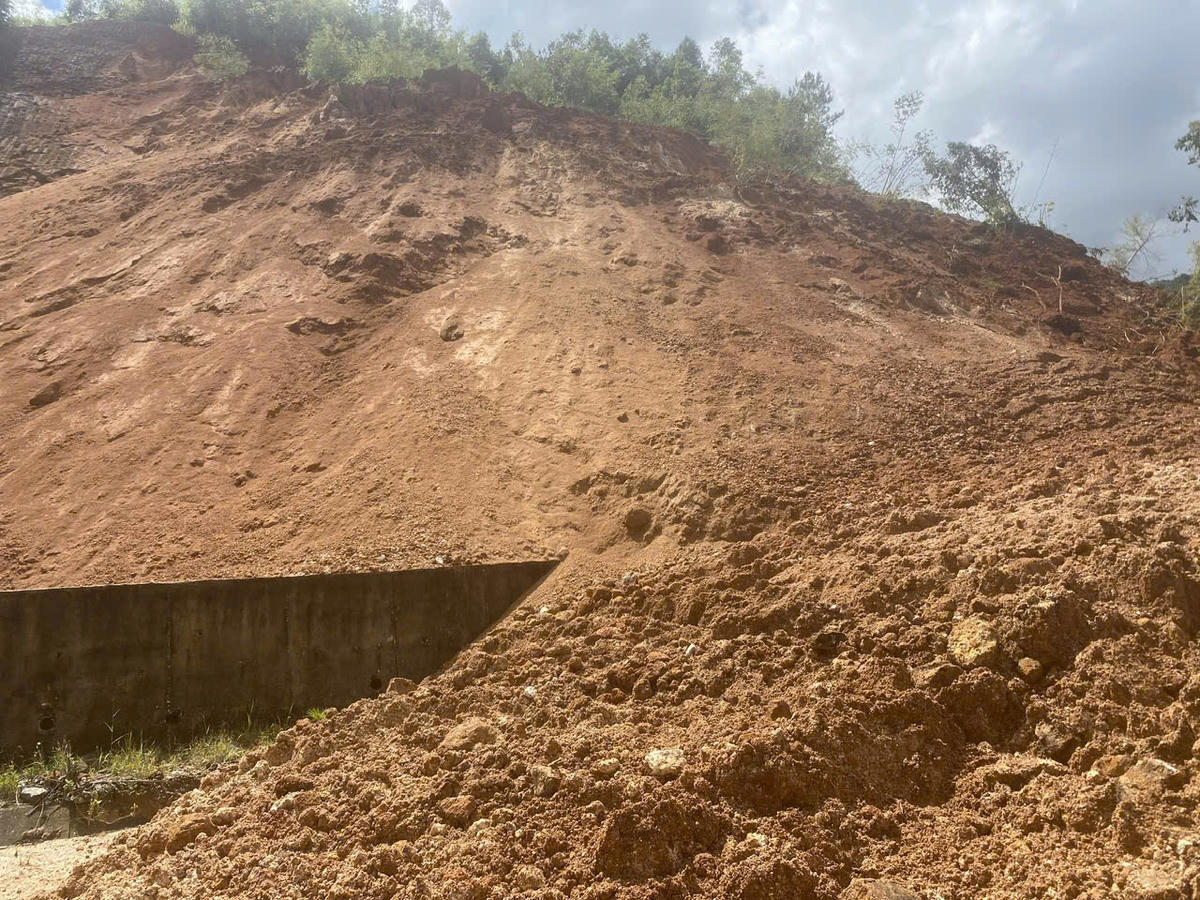 Khu vực quả đồi cao 90m cạnh taluy dương bị sạt lở đất đá. Ảnh: CV.