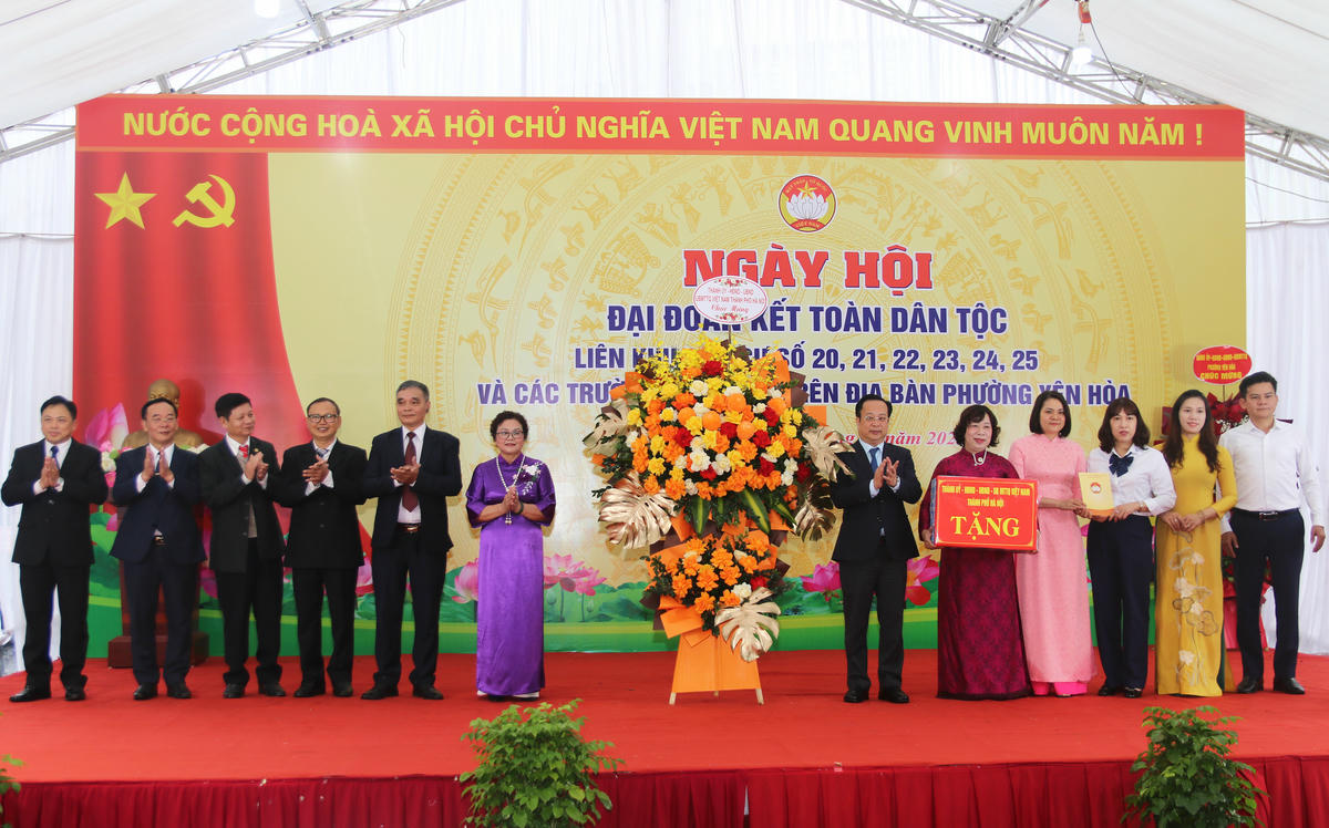 Đại diện lãnh đạo thành phố Hà Nội tặng hoa chúc mừng Ngày hội. Ảnh: Tiến Đạt.