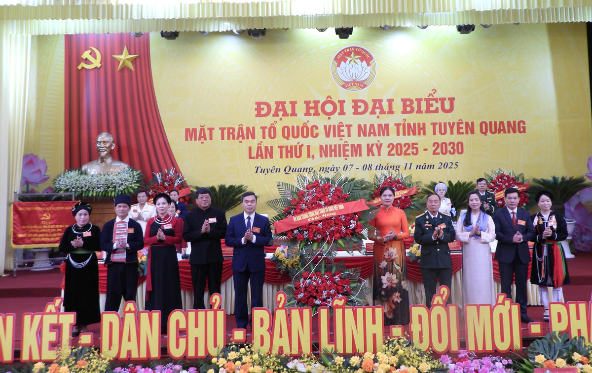 Ủy viên Trung ương Đảng, Phó Chủ tịch UBTƯ MTTQ Việt Nam Hà Thị Nga tặng hoa chúc mừng Đại hội. Ảnh: Đ.S.