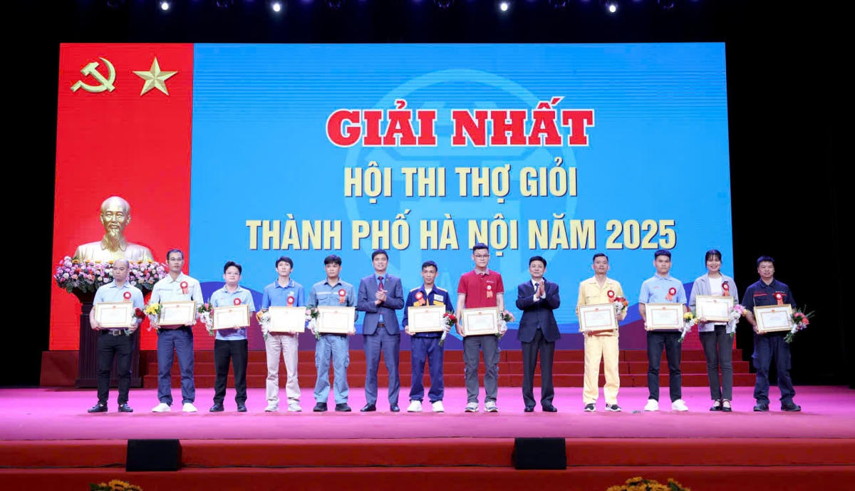 Ban tổ chức trao giải Nhất Hội thi thợ giỏi thành phố năm 2025 cho các thí sinh.