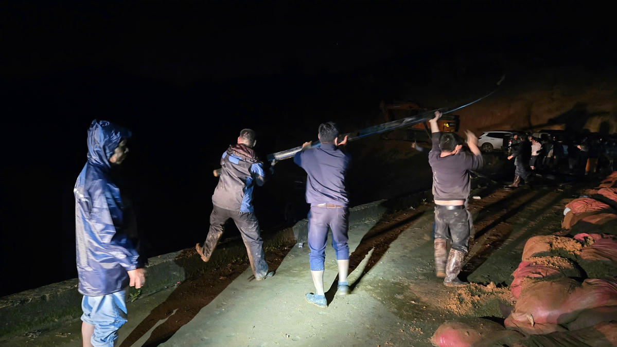 Lực lượng quân đội và dân quân nỗ lực hết sức gia cố hồ đập. Ảnh:TT.