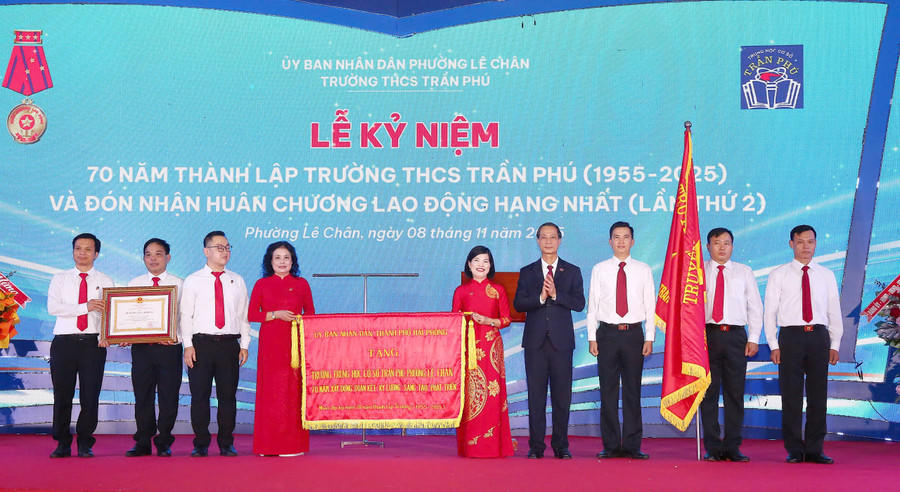 Trường THCS Trần Phú đón nhận bức trướng của TP Hải Phòng trao tặng mang dòng chữ “70 năm Xây dựng - Đoàn kết - Kỷ cương - Sáng tạo - Phát triển”. Ảnh: PT. 