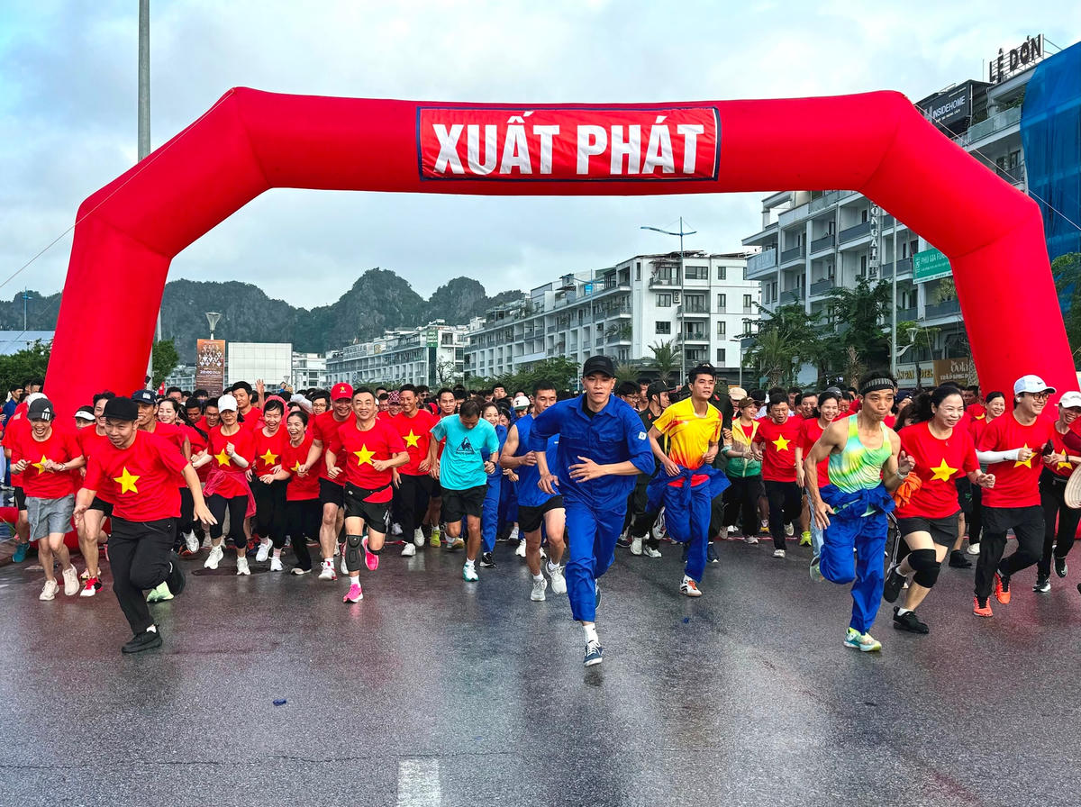 Các lực lượng và nhân dân tham gia chạy “Lan tỏa tinh thần thượng tôn pháp luật”. (Ảnh: Trang Vân).