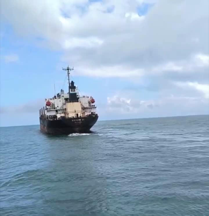 Một tàu cứu sống 1 trong 3 ngư dân mất tích trôi trên biển. Ảnh: CV.