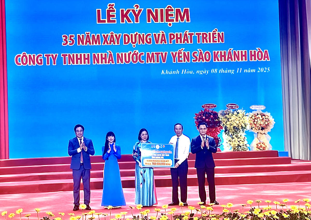 Công ty Yến sào Khánh Hòa trao tượng trưng 30 căn nhà Đại đoàn kết (ảnh Thùy Trang).