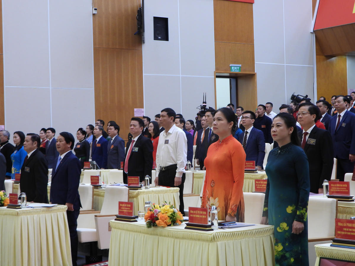 Các đại biểu thực hiện nghi thức Chào cờ tại Đại hội. Ảnh: Đ.S.