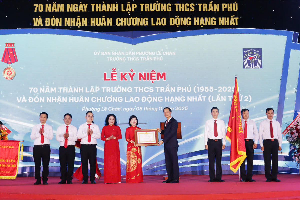 Thừa ủy quyền của Chủ tịch nước, Phó bí thư Thường trực Thành ủy Đỗ Mạnh Hiến trao Huân chương Lao động hạng Nhất (lần thứ hai) cho Trường THCS Trần Phú. Ảnh: PT. 