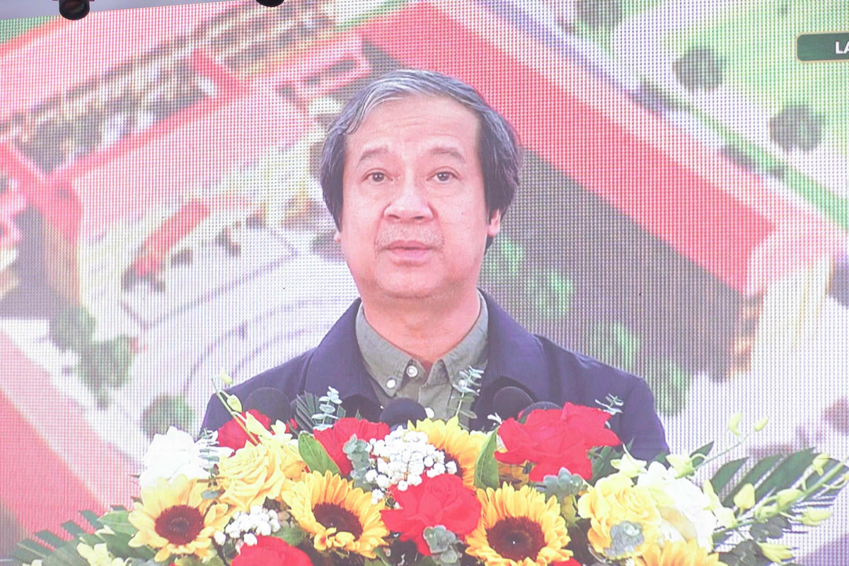 Bộ trưởng Bộ Giáo dục và Đào tạo Nguyễn Kim Sơn phát biểu tại lễ khởi công sáng 9/11. Ảnh: Minh Hiếu