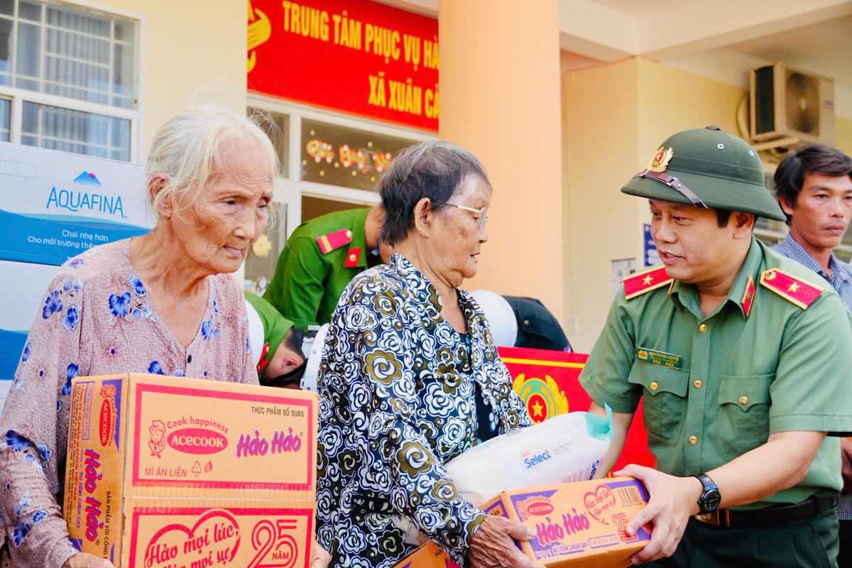 Thiếu tướng Nguyễn Hồng Nguyên thăm hỏi, động viên và hỗ trợ người dân khắc phục hậu quả do cơn bão số 13 (bão Kalmaegi) gây ra. Ảnh: SĐ.
