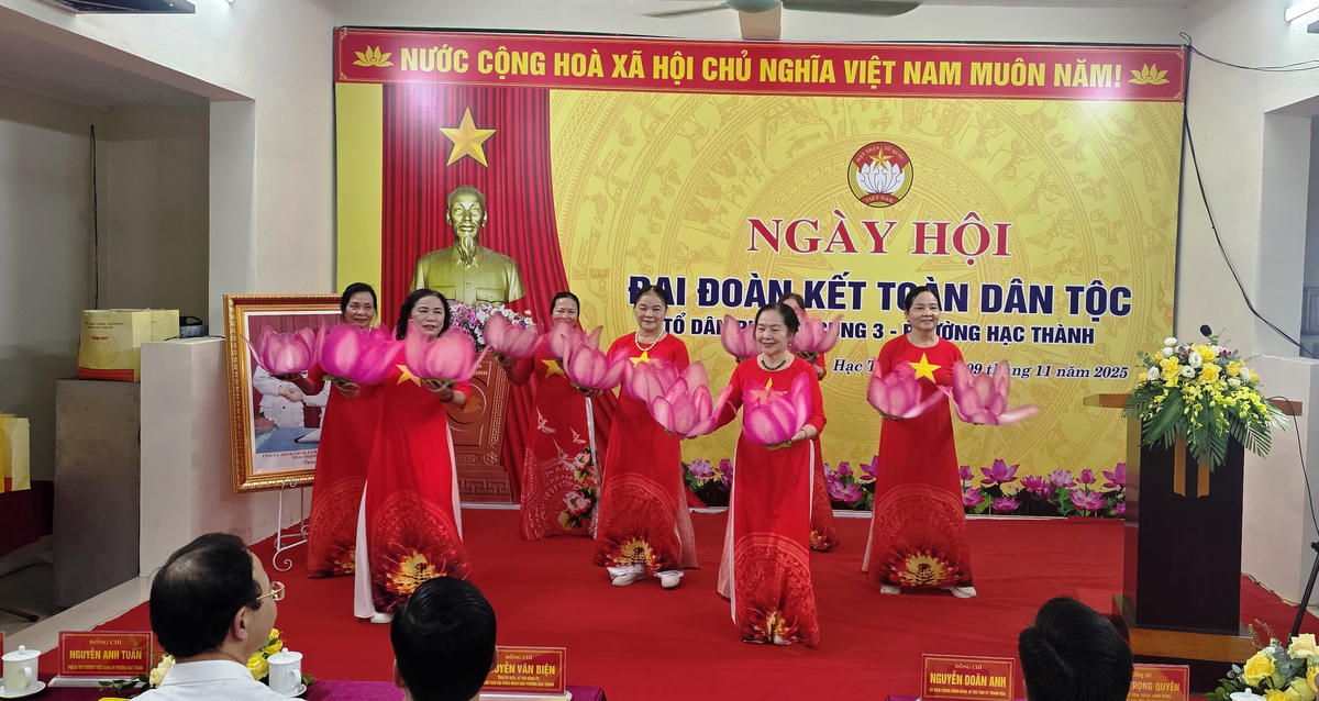 Tiết mục văn nghệ vui tươi được bà con nhân dân Tổ dân phố tự biên, diễn. Ảnh: Nguyễn Chung.