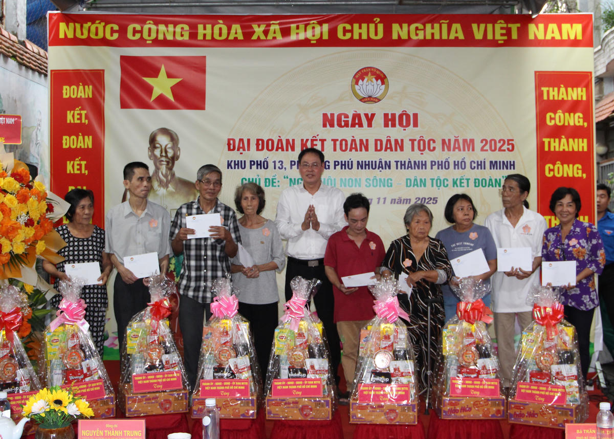 Trao quà hỗ trợ người nghèo. Ảnh: Q.Đ.