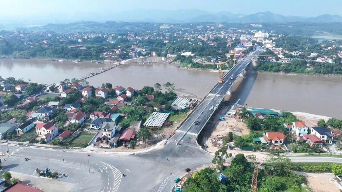 Khu dân cư 22 nằm ngay sát cầu Phong Châu hiện đại