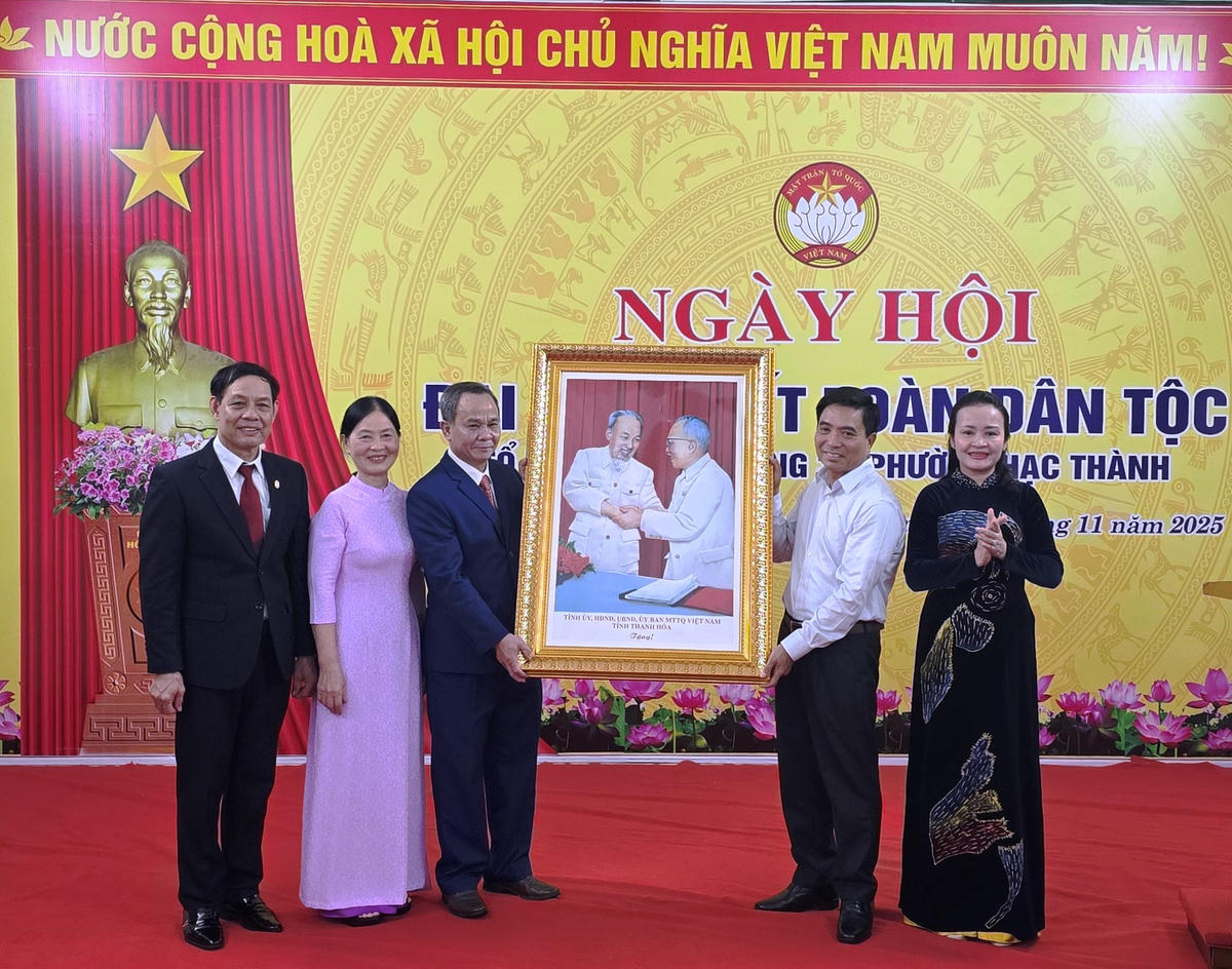 Ông Nguyễn Doãn Anh, Bí thư Tỉnh ủy cùng lãnh đạo Ủy ban MTTQ tỉnh Thanh Hóa trao tặng Tổ dân phố Đội Cung 3, bức ảnh Bác Hồ - Bác Tôn. Ảnh: Nguyễn Chung.