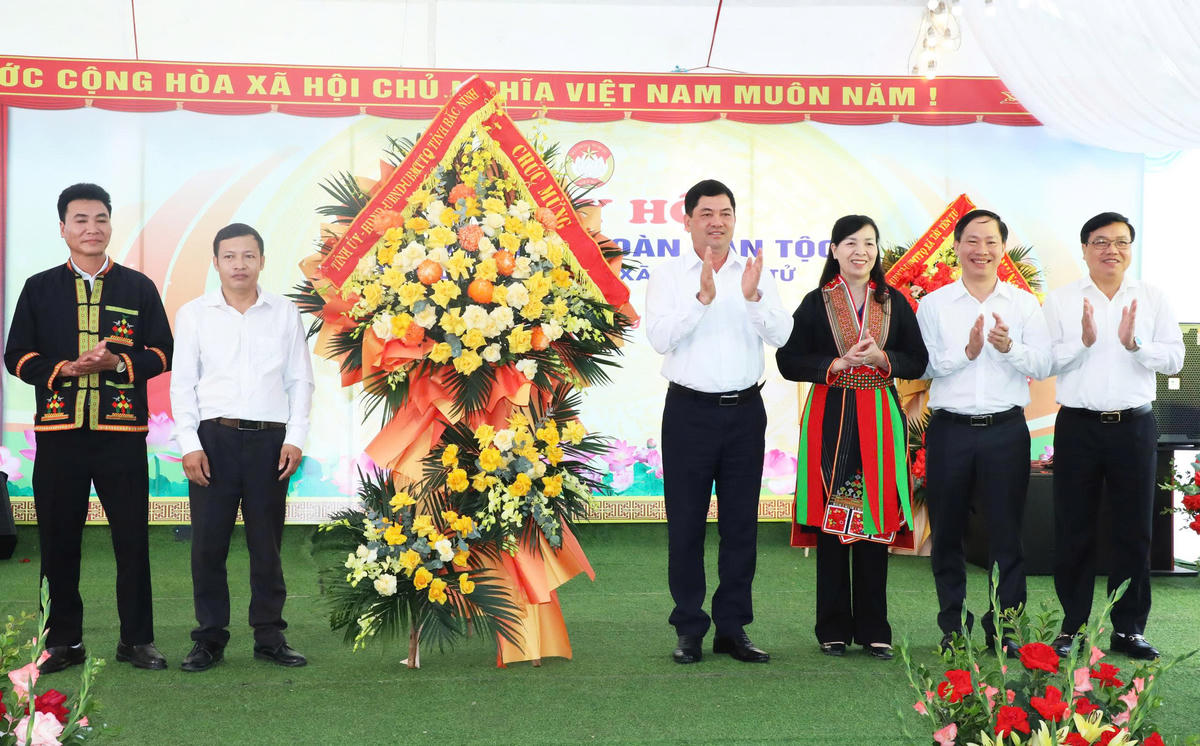 Ông Nguyễn Hồng Thái - Ủy viên Ban Chấp hành Trung ương Đảng, Bí thư Tỉnh ủy và bà Nguyễn Thị Hà - Ủy viên Ban thường vụ Tỉnh ủy, Chủ tịch Ủy ban MTTQ tỉnh tặng hoa chúc mừng Ngày hội đại đoàn kết tại khu dân cư Mậu. 