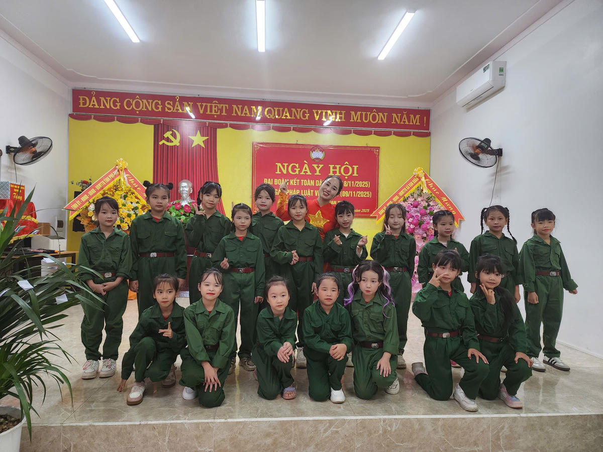 Cán bộ cùng dân vui văn nghệ, hái hoa dân chủ trong ngày hội Đại đoàn kết