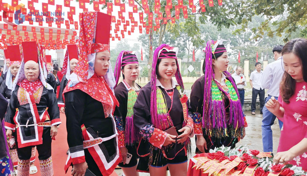 Đông đảo cán bộ, giáo viên, nhân dân xã Đường Hoa phấn khởi tham dự Lễ khởi công xây dựng Trường phổ thông nội trú TH&THCS Quảng Sơn (xã Đường Hoa). Ảnh: BQN.