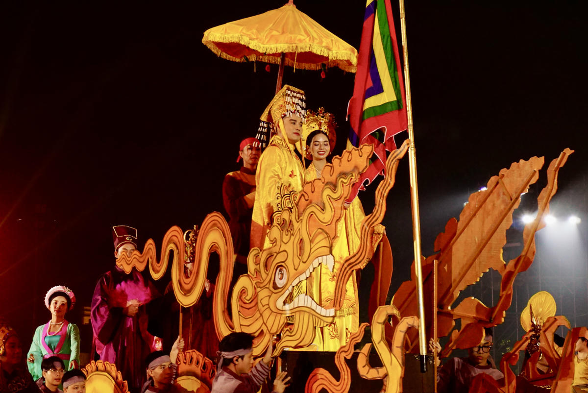 Màn trình diễn tái hiện khoảnh khắc lịch sử vua Lý Công Uẩn ban chiếu dời đô, đưa kinh đô từ Hoa Lư ra Đại La, đổi tên thành Thăng Long. ẢNH: THUỲ LINH.