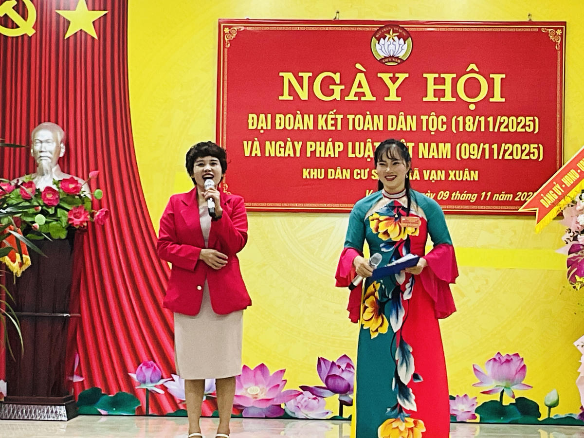 Cán bộ cùng dân vui văn nghệ, hái hoa dân chủ trong ngày hội Đại đoàn kết