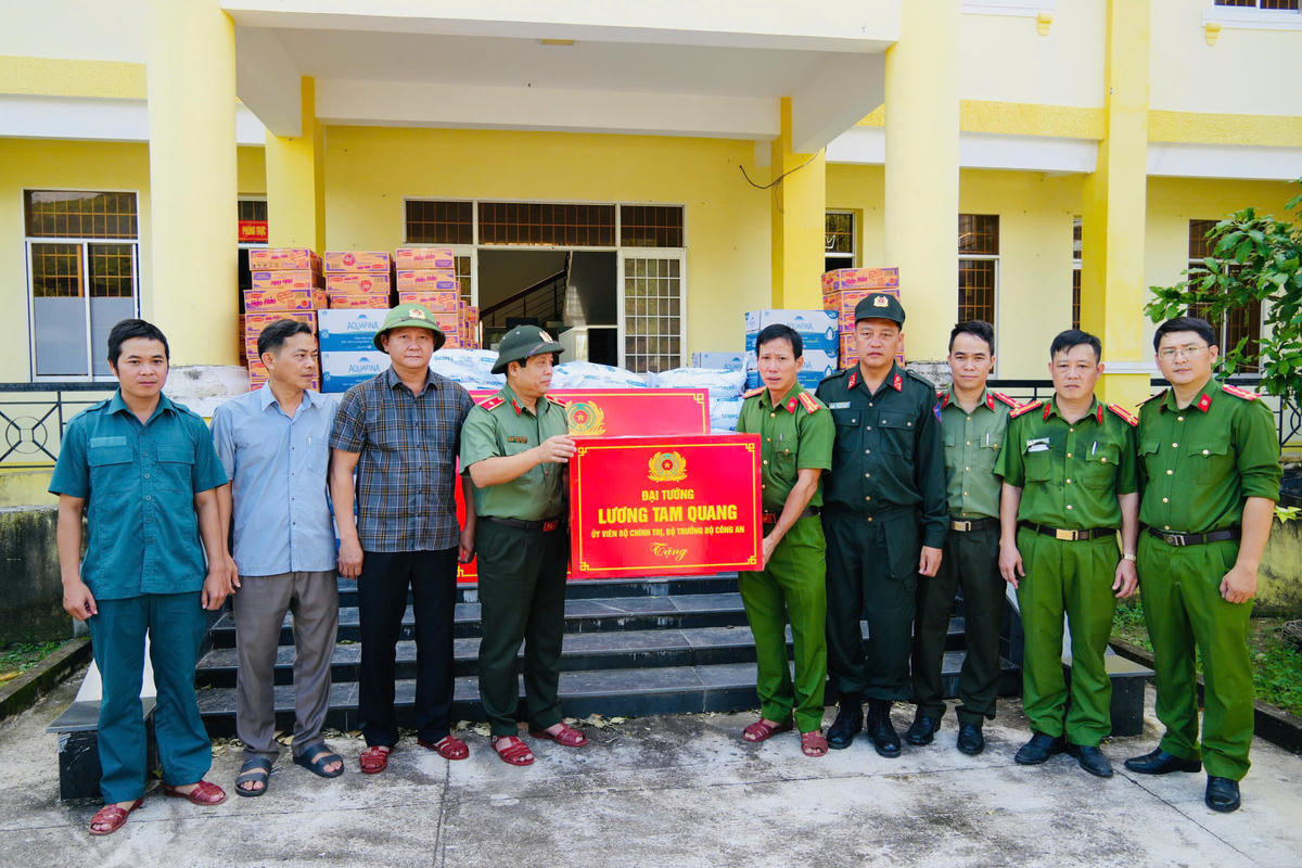 Thiếu tướng Nguyễn Hồng Nguyên đã trao quà của Bộ trưởng Bộ Công an cho lực lượng đang trực tiếp làm nhiệm vụ. Ảnh: SĐ.