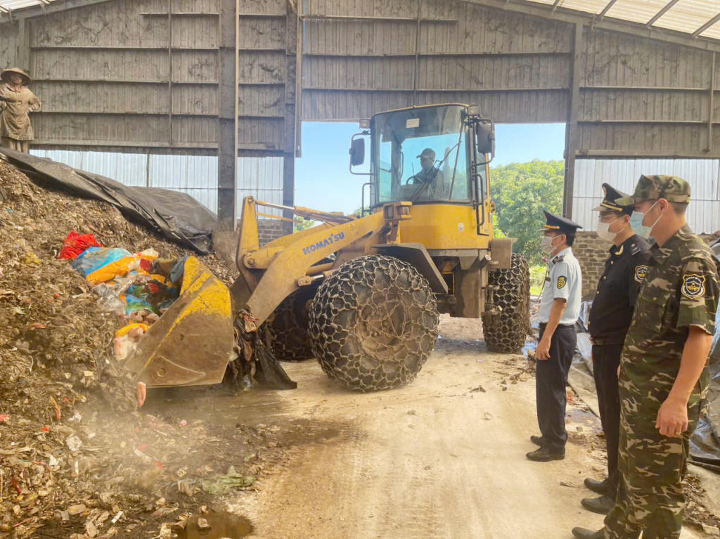 Các lực lượng chức năng tiêu huỷ hàng&nbsp;lậu, hàng giả, hàng kém chất lượng, không đảm bảo VSATTP. Ảnh: QLTT Quảng Ninh.