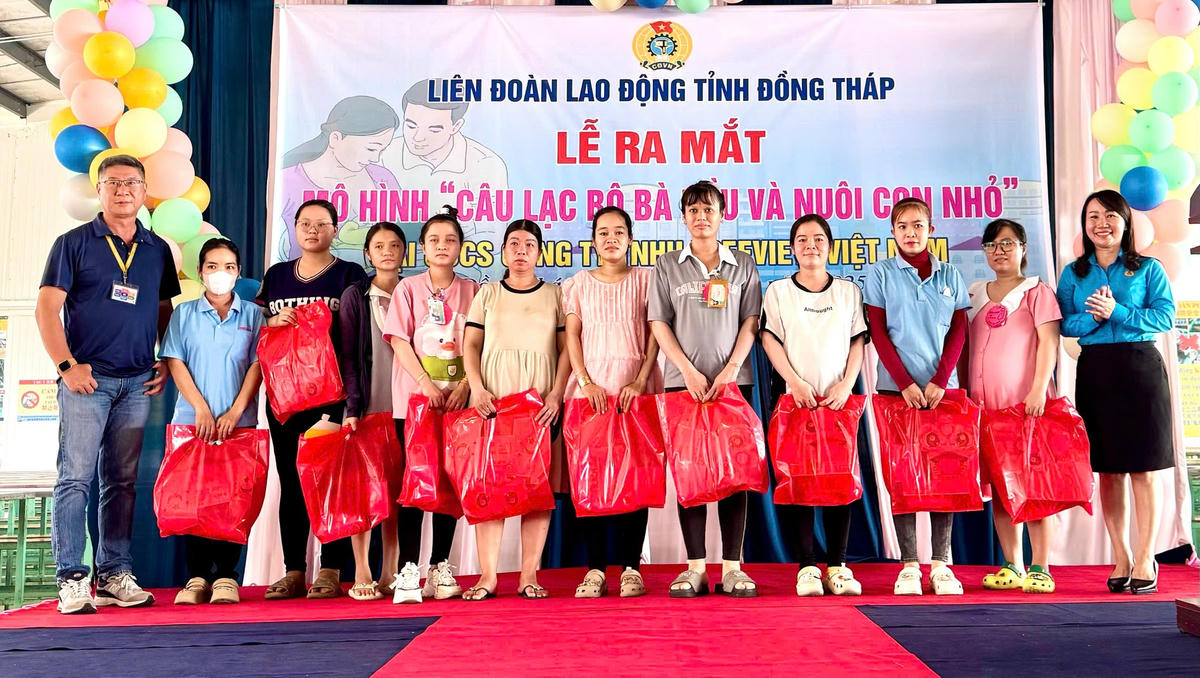 Chị em công nhân lao động được thăm khám, tư vấn sức khỏe khi tham gia mô hình “CLB bà bầu và nuôi con nhỏ” trên địa bàn tỉnh.