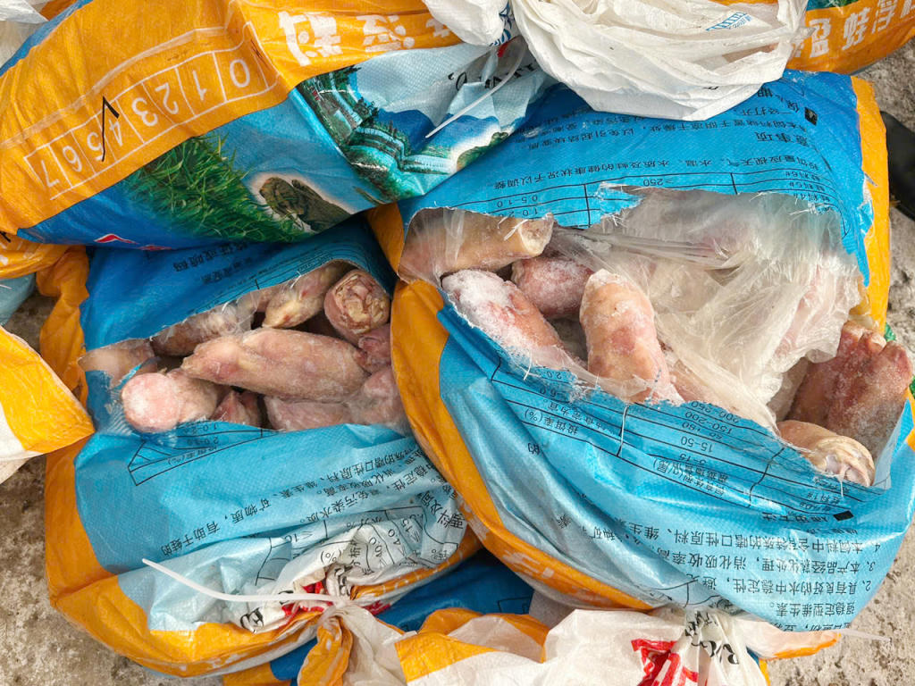 Các bao chân giò đông lạnh bị phát hiện tại Móng Cái. Ảnh: QLTT Quảng NInh.&nbsp;