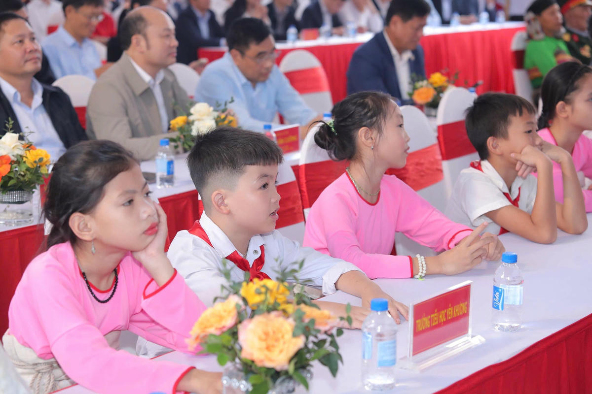 Các cháu học sinh Trường liên cấp Tiểu học và THCS xã Yên Khương có mặt tại lễ khởi công. Ảnh: Minh Hiếu