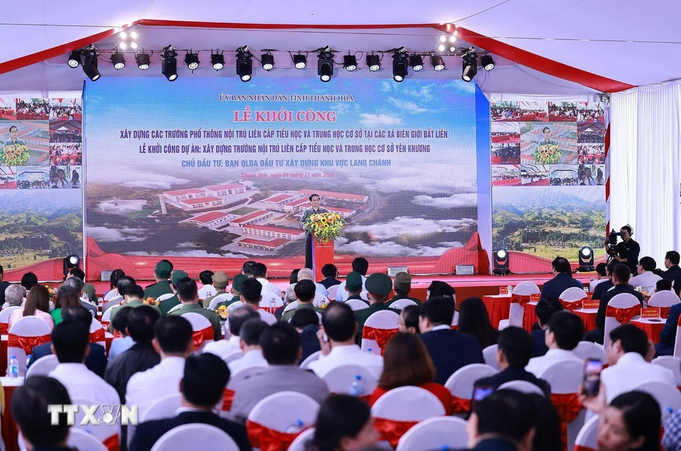Thủ tướng Phạm Minh Chính phát biểu tại Lễ khởi công tại điểm Trường nội trú liên cấp Tiểu học và Trung học cơ sở xã Yên Khương, Thanh Hóa. (Ảnh: Dương Giang/TTXVN).