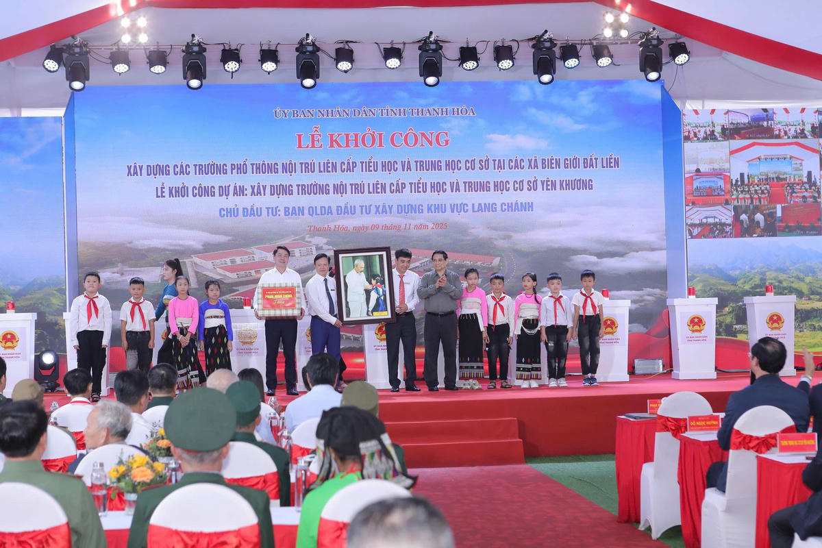 Thủ tướng Phạm Minh Chính tặng quà lưu niệm cho Trường nội trú liên cấp Tiểu học và Trung học cơ sở xã Yên Khương. Ảnh: Minh Hiếu