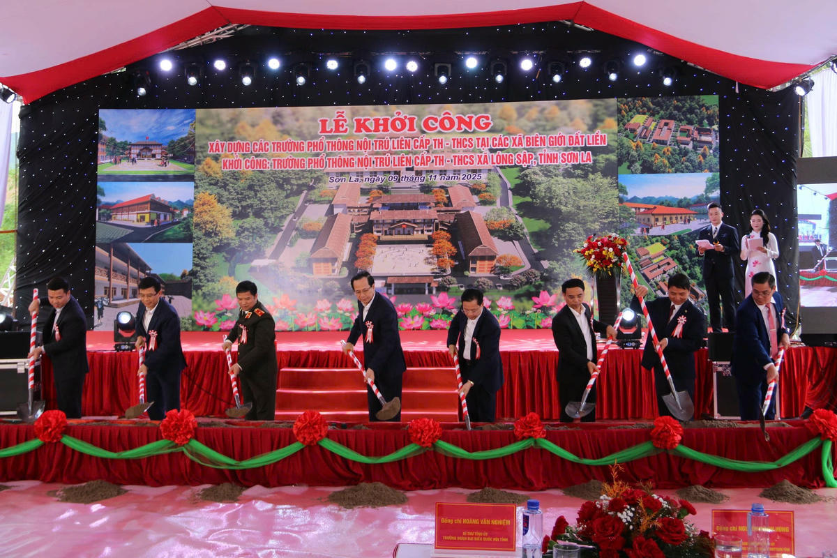 Các lãnh đạo, đại biểu thực hiện nghi thức khởi công. Ảnh: H.H