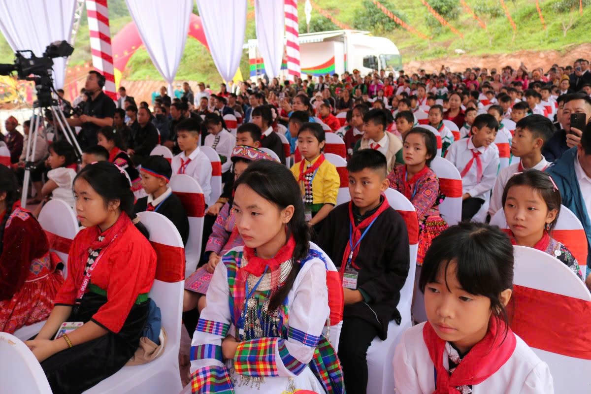 Đông đảo các em học sinh tham dự, mong chờ ngày được học trong một ngôi trường mới khang trang, tiện nghi. Ảnh: H.H