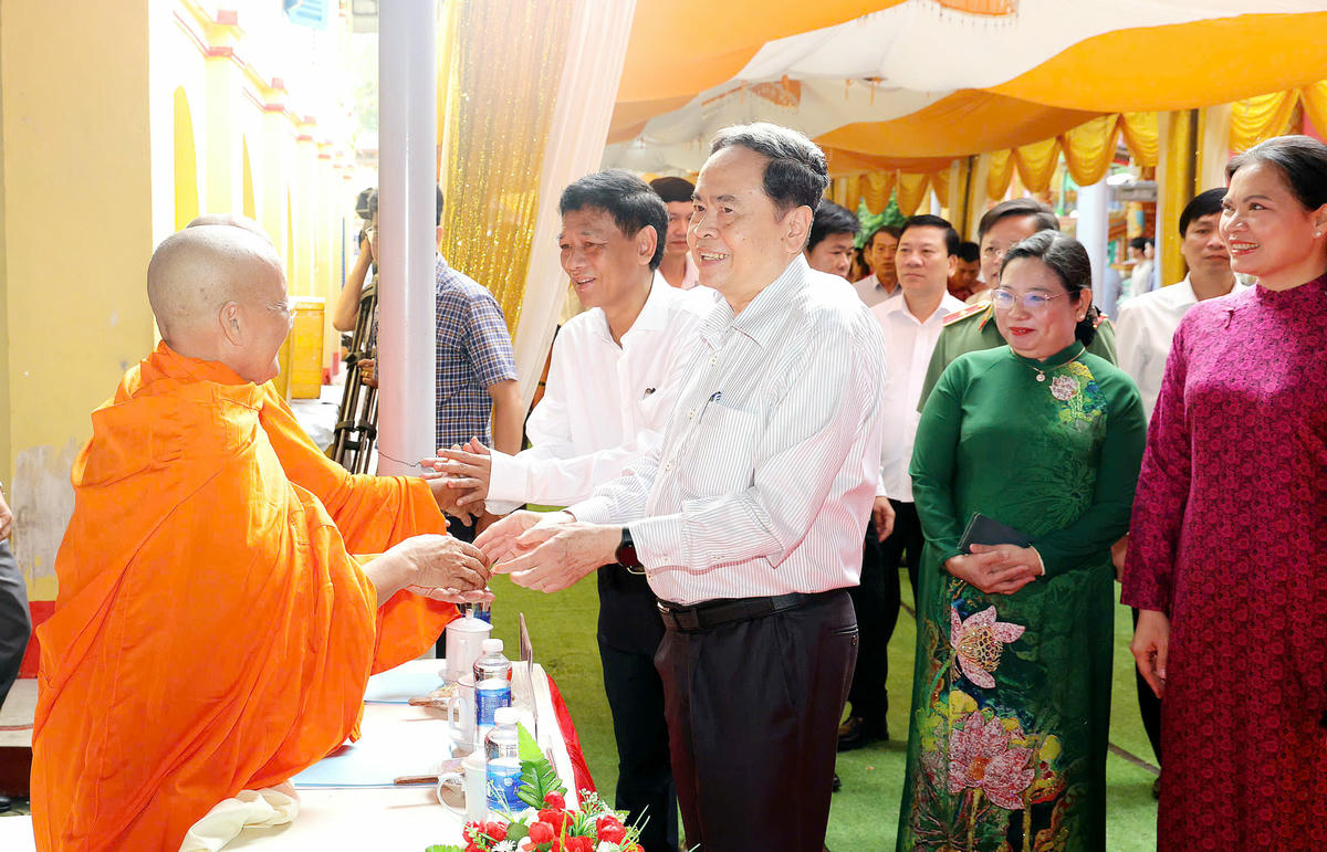 Chủ tịch Quốc hội Trần Thanh Mẫn chào hỏi gửi lời hỏi thăm đến các vị chức sắc tại Ngày hội. Ảnh Trung Phạm. 