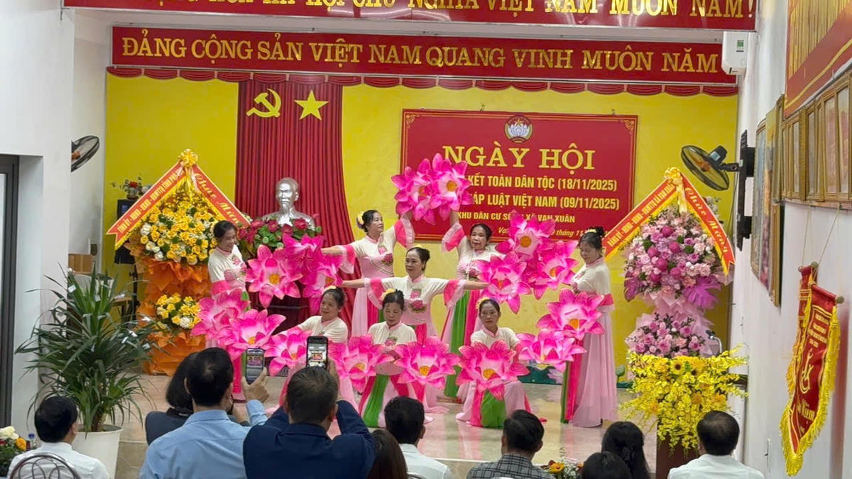 Cán bộ cùng dân vui văn nghệ, hái hoa dân chủ trong ngày hội Đại đoàn kết