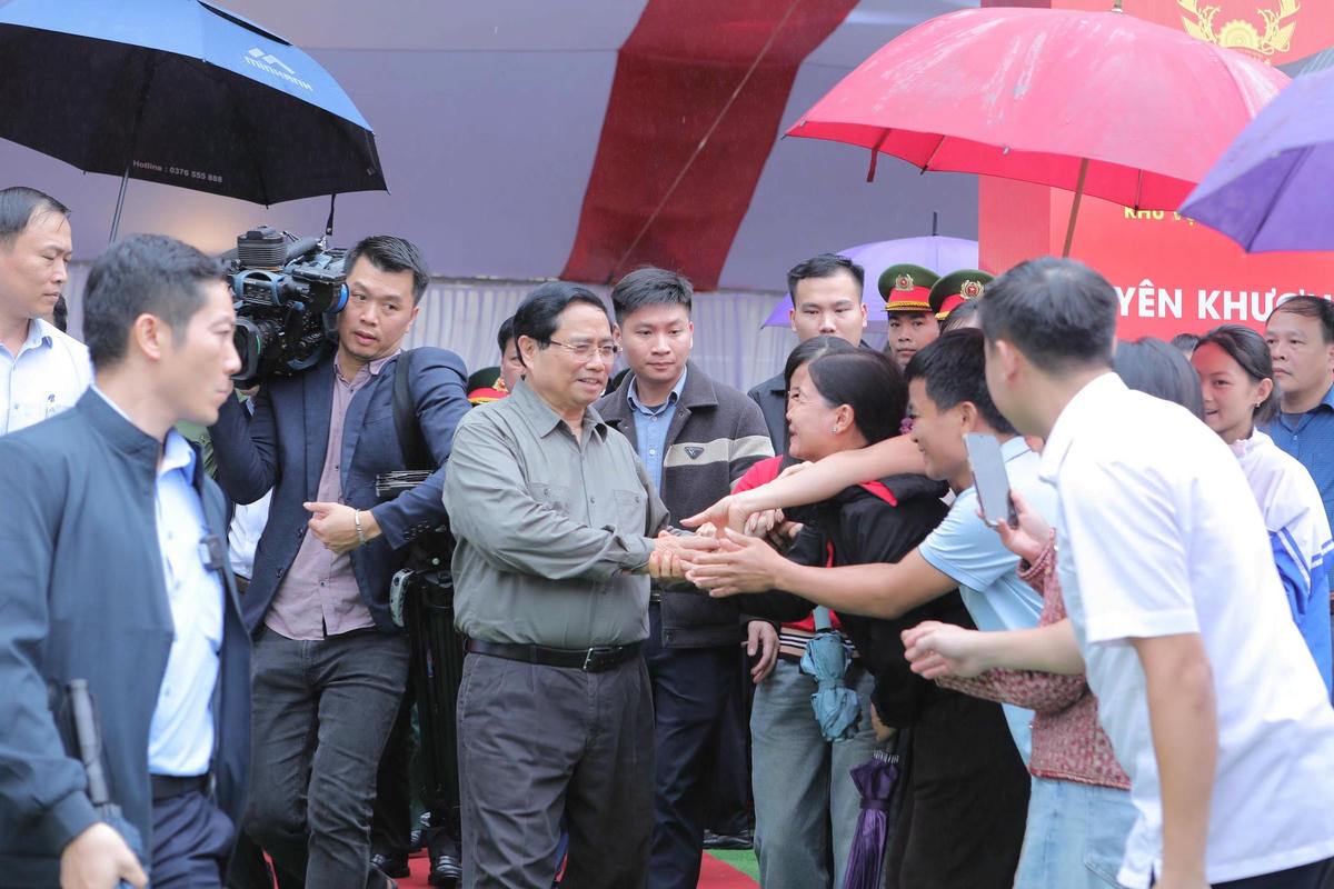 Thủ tướng Phạm Minh Chính động viên người dân xã biên giới Yên Khương, tỉnh Thanh Hóa. Ảnh: Minh Hiếu