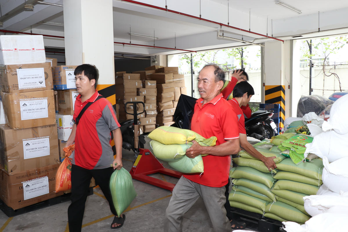 Người dân chuyển hàng cứu trợ đồng bào vùng bão lũ tại điểm tập kết của Uỷ ban MTTQ Việt Nam TPHCM. Ảnh: Hồng Phúc.